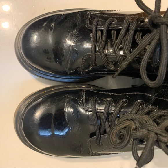 🖤🖤Girls Doc Martens black patent leather boots 🖤🖤 - Picture 3 of 6